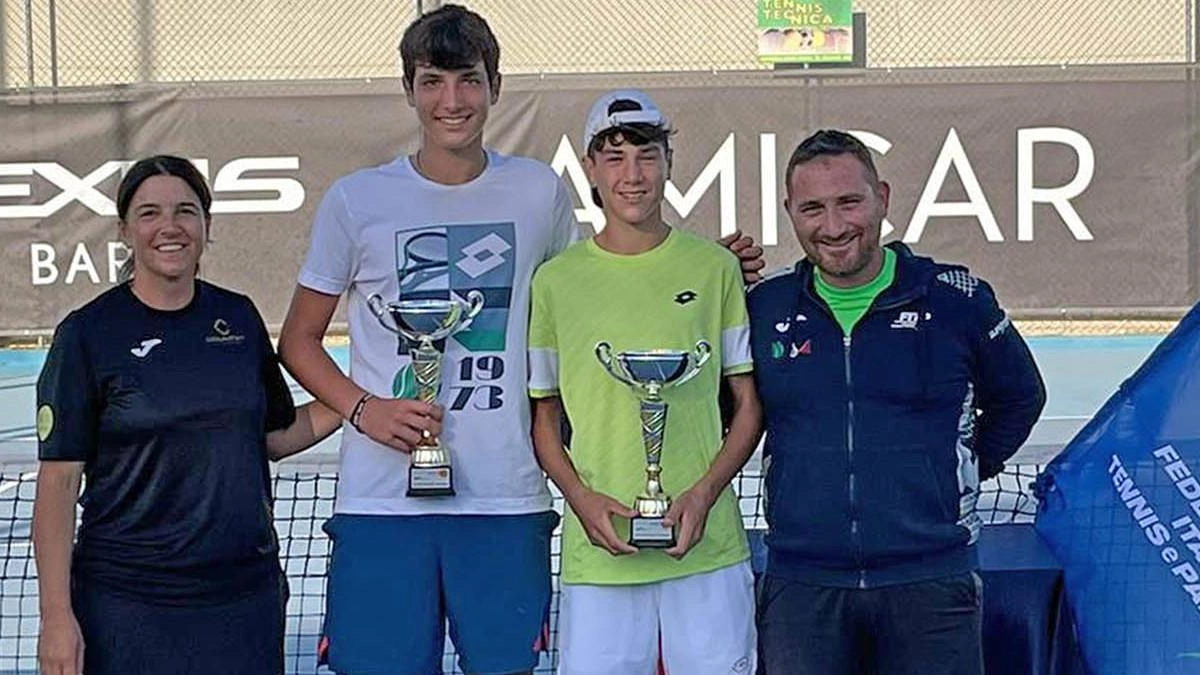 Due giovani tennisti del Tennis Giotto di Arezzo trionfano al torneo ITF J60 di Bari, aggiudicandosi sia il singolo che il doppio. Successi internazionali che si aggiungono alla vittoria del titolo italiano Under16 a squadre. Prestazioni positive contrastate dai recenti risultati negativi delle squadre maschili e femminili in serie A2. Prossimo turno cruciale per il riscatto.