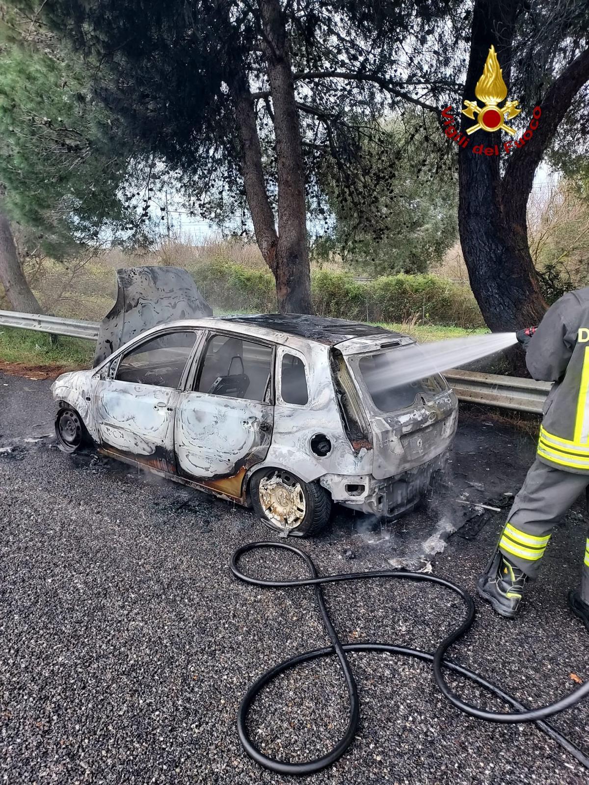 Auto prende fuoco durante la marcia, paura sull’Aurelia