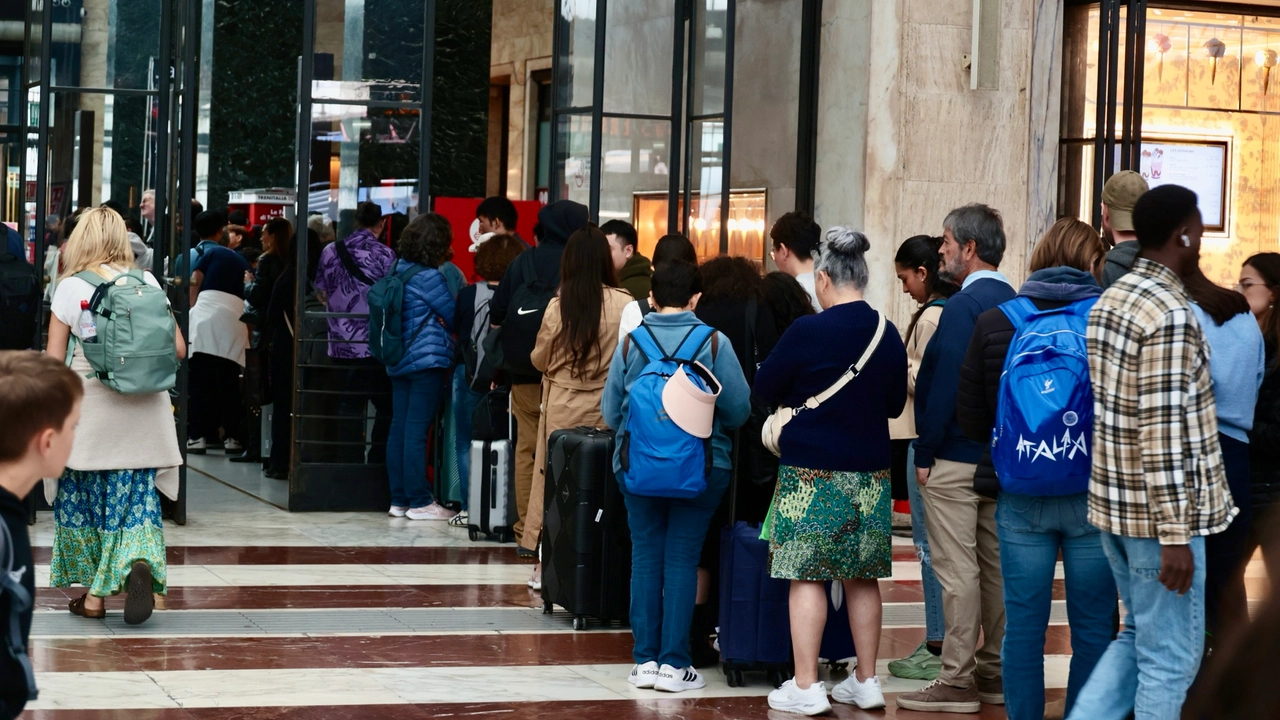 Sciopero dei treni, lunghe code alla biglietteria alla stazione Santa Maria Novella di Firenze (Foto Gialuca Moggi / New Press Photo)