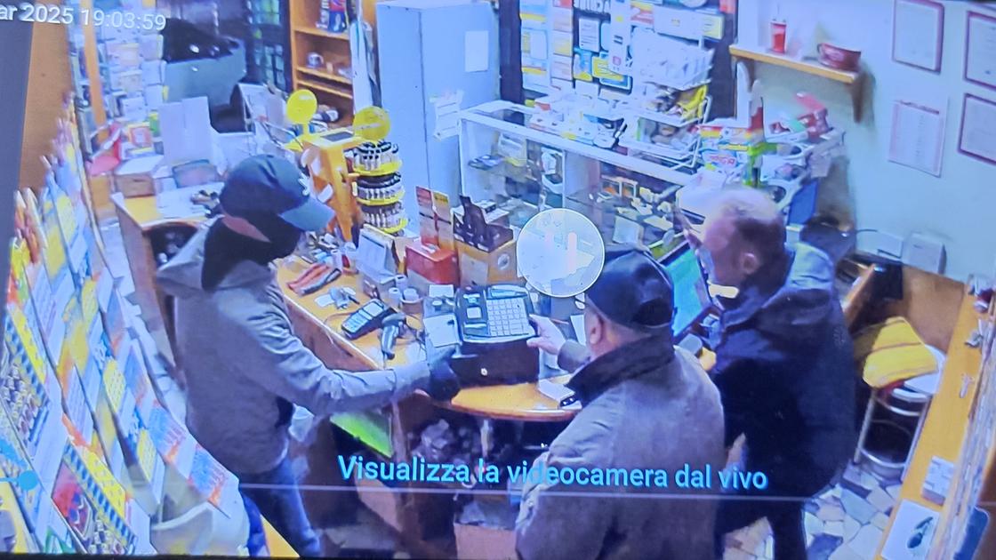 Firenze, tentata rapina al tabaccaio. Lui tira fuori il martello e fa scappare il ladro