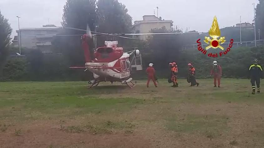 Disperso nel lago, ricerche con l’elicottero. In azione i sommozzatori dei vigili del fuoco di Firenze