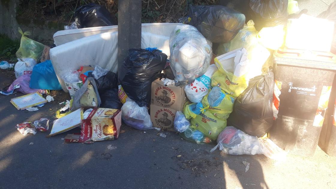 La città invasa dai rifiuti. Strade sporche in centro. Discariche a Moneta