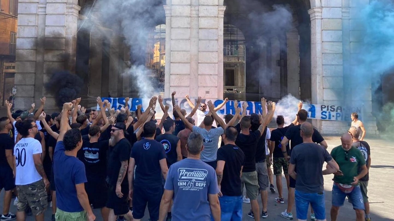 Qui sopra la manifestazione della tifoseria nerazzurra e lo striscione appeso in Logge dei Banchi