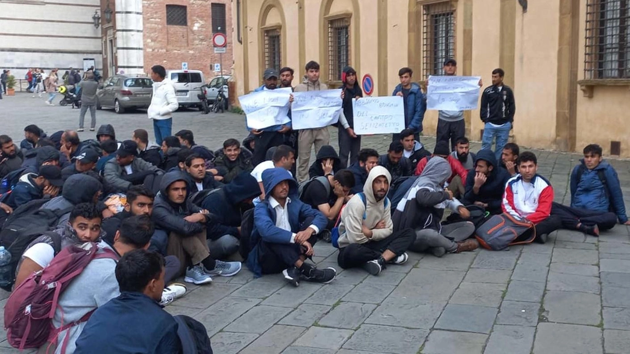 La protesta davanti alla prefettura dei pakistani dopo aver tentato, inutilmente, di. tornare nel garage delle clarisse