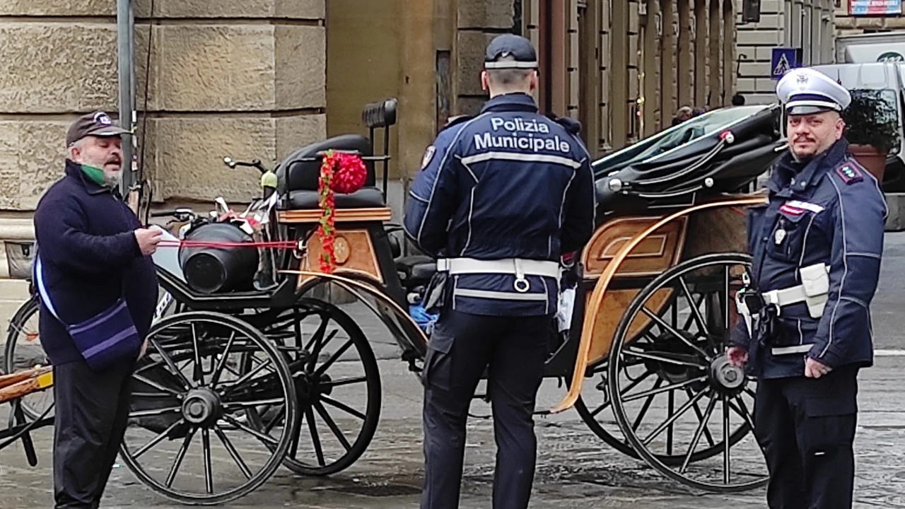 La carrozza in piazza della Repubblica. Sul posto sono intervenuti i vigili urbani per ricostruire la dinamica dell'incidente