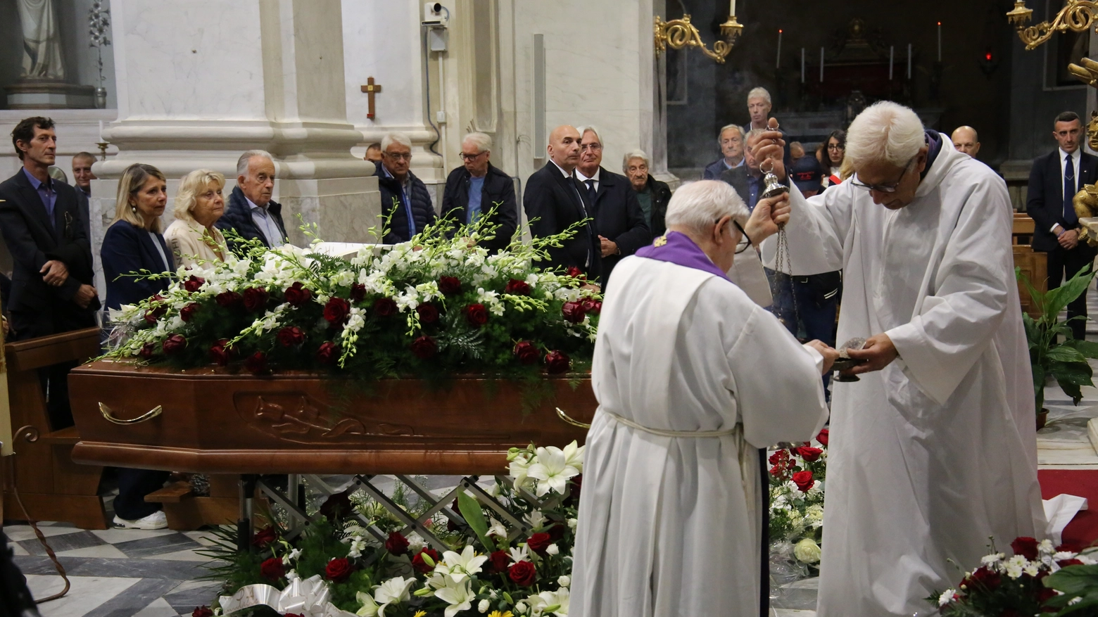 Solo Alessandro Boniperti alle esequie che sono state celebrate a Castelfranco di Sotto. Parenti, amici e le autorità locali alla chiesa della Collegiata. Sepolto nella cappella di famiglia. “Vendeva musica e divertimento”