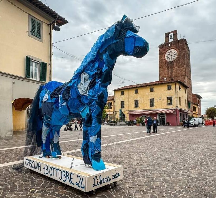 https://www.lanazione.it/image-service/view/acePublic/alias/contentid/OGVhZTYzY2EtNGU1MS00/0/il-cavallo-blu-simbolo-di-liberta.jpeg