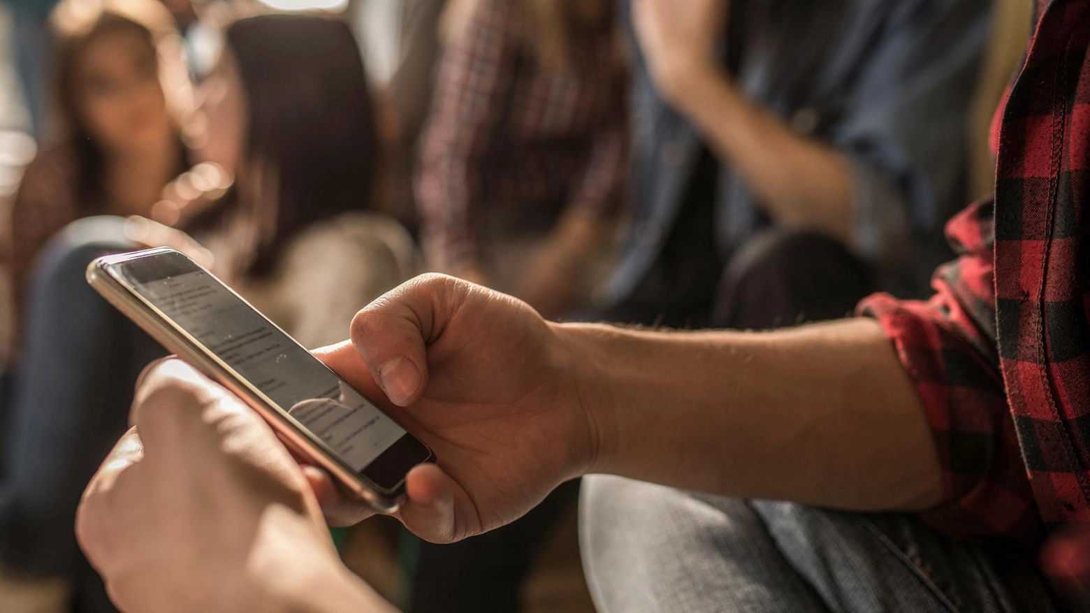 Gli studenti senza smartphone. Disconnessi per una settimana: "Vivere in questo modo si può"