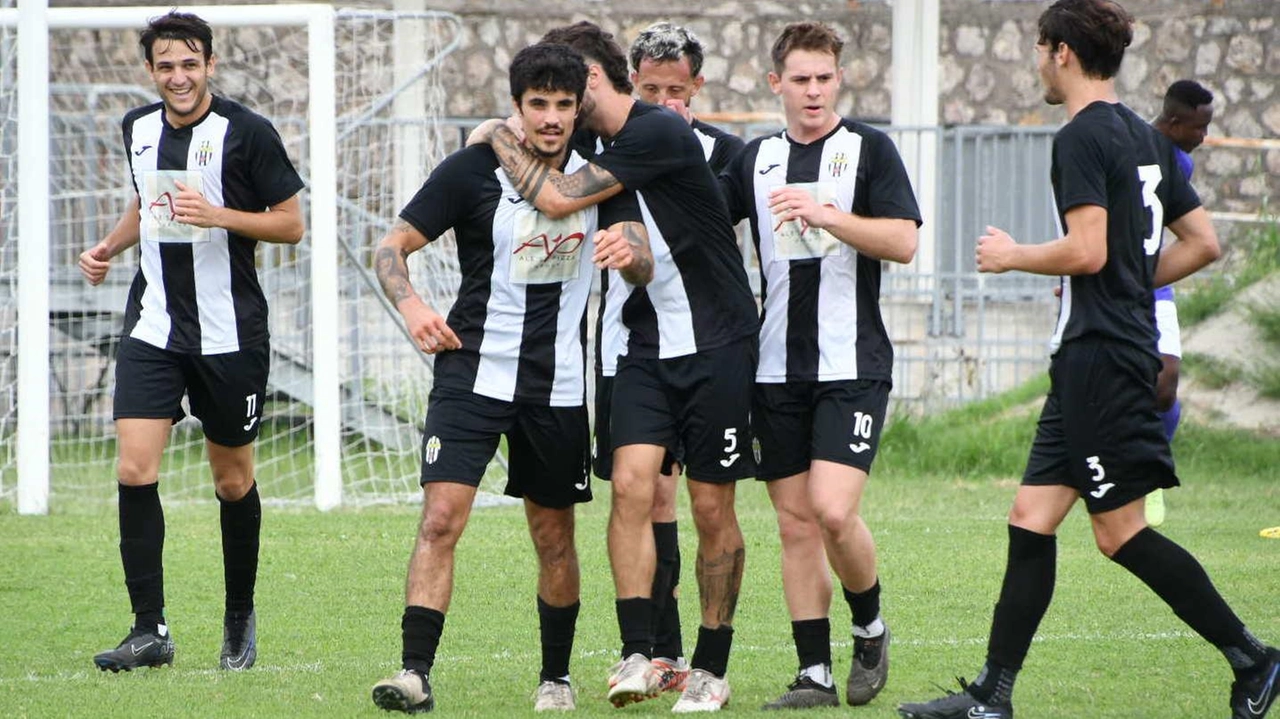 L’esultanza dei bianconeri dopo il raddoppio del bomber Buffa (foto di Paola Nizza