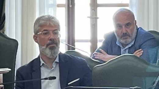 Il capogruppo di "Grosseto Città Aperta" Carlo De Martis (a sinistra) e il capogruppo del Partito Democratico Davide Bartolini
