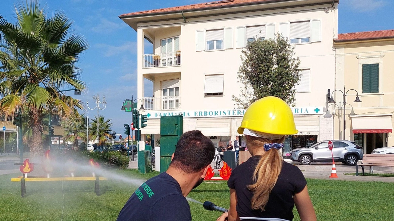 Tonfano diventa la prima piazza intercomunale di protezione civile con l'iniziativa "Io Non Rischio...Versilia". Coinvolti due comuni, associazioni e famiglie potranno partecipare a varie attività informative e pratiche sul tema della sicurezza.