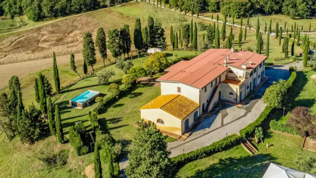 La tenuta in vendita a Collesalvetti (foto Lionard Luxury Real Estate)