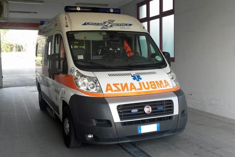 Grave incidente a Firenze, scontro tra scooter e auto: donna in codice rosso