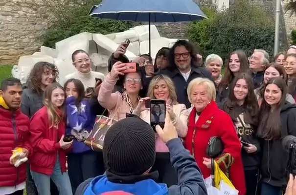 Selfie e sorrisi, Alessandro Borghese conquista Carrara con le riprese di “4 Ristoranti”