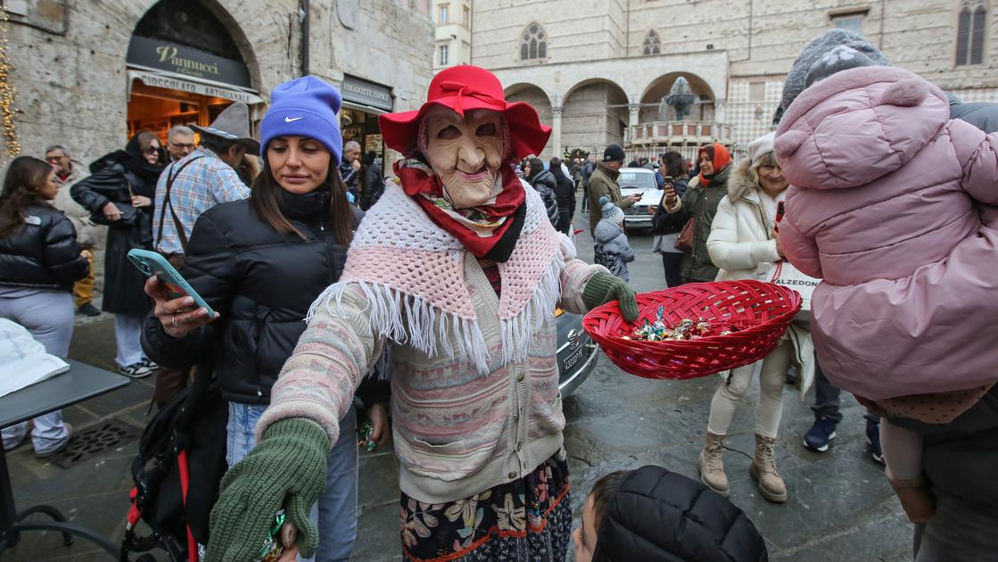 La Befana a Perugia. Dalle vecchine in moto alle tradizionali calze, divertimento per tutti