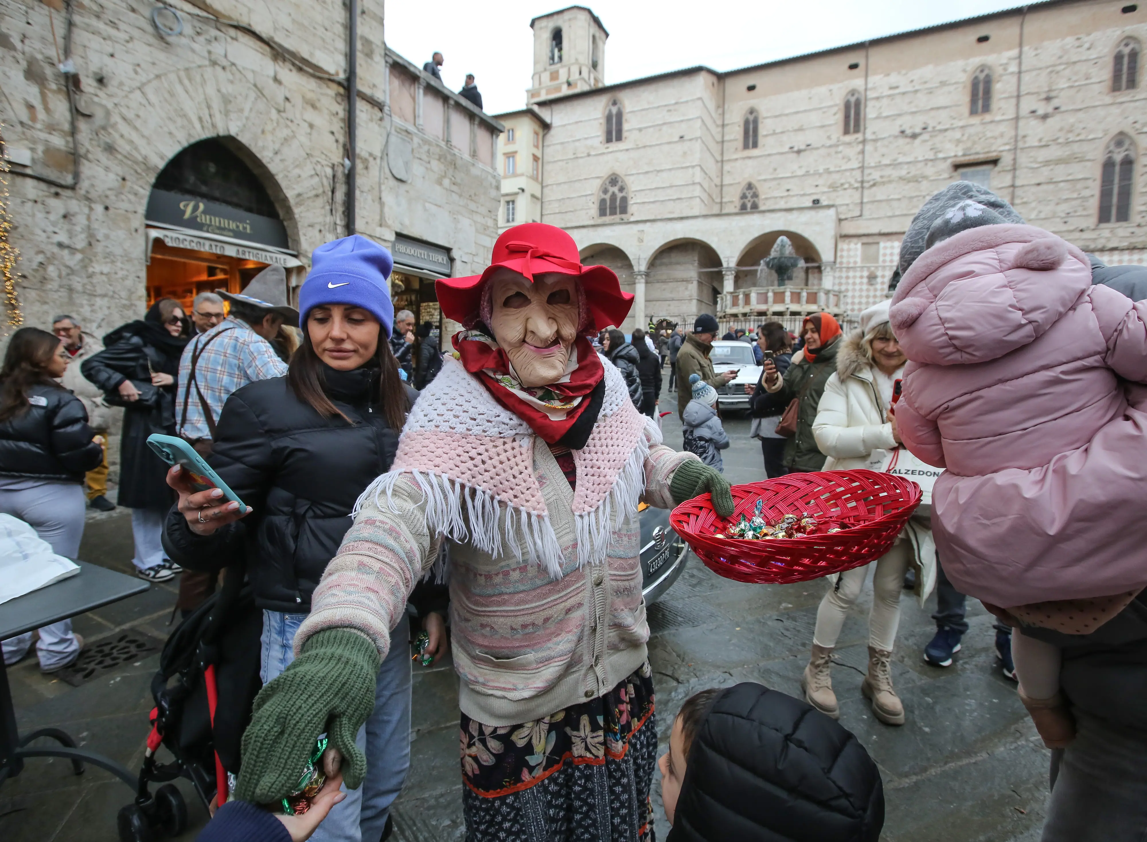 La Befana a Perugia. Dalle vecchine in moto alle tradizionali calze, divertimento per tutti