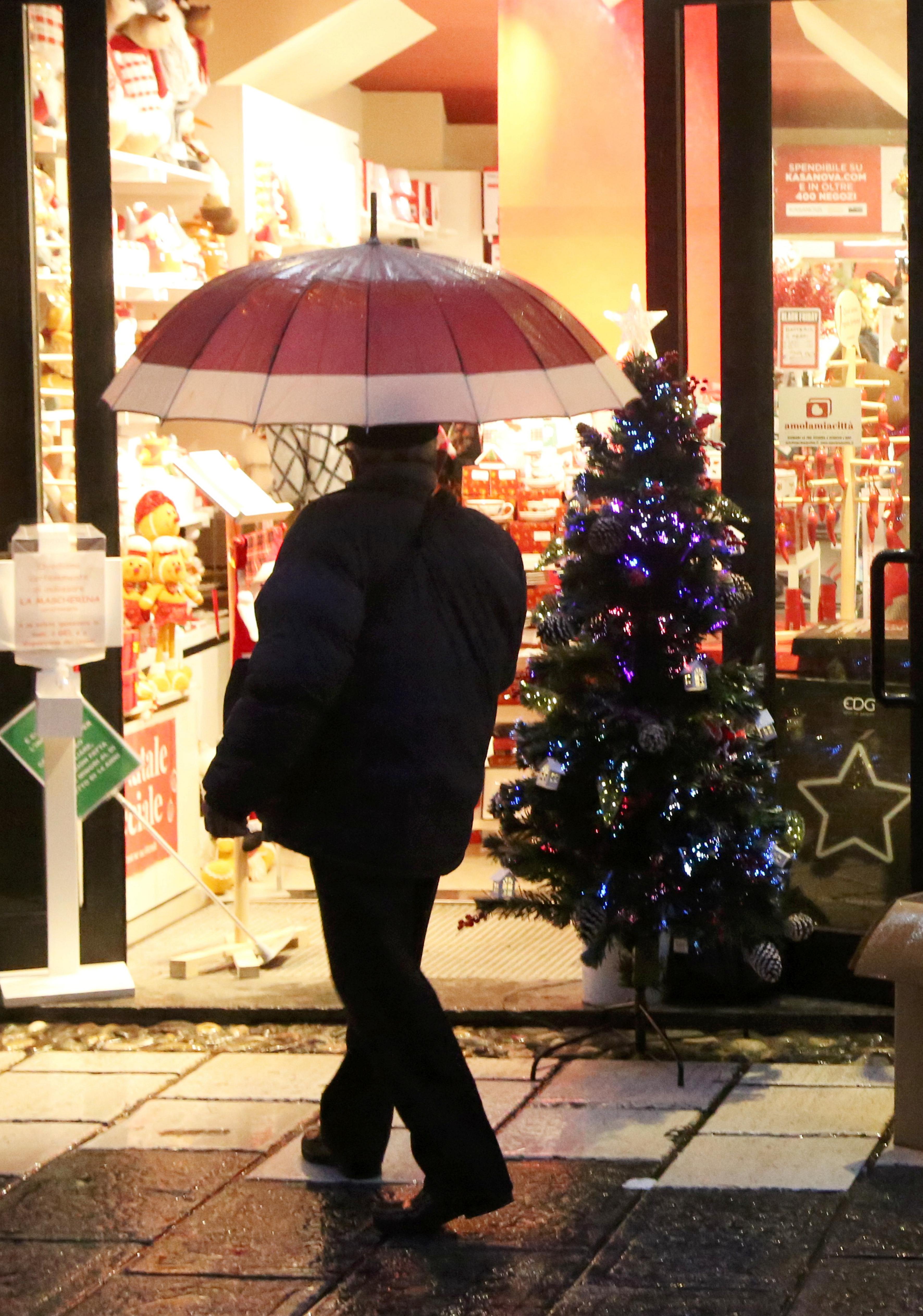 Il Natale ad Arezzo vale 58 milioni, regali da 247 euro a testa: sotto l’albero vino e vestiti