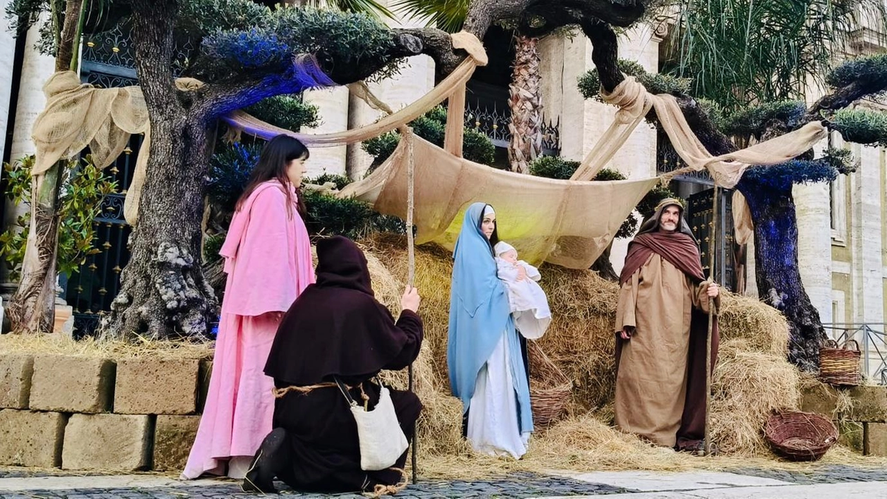 In foto gli Olivi provenienti dai vivai della Giorgio Tesi Group insieme ai figuranti del presepe vivente