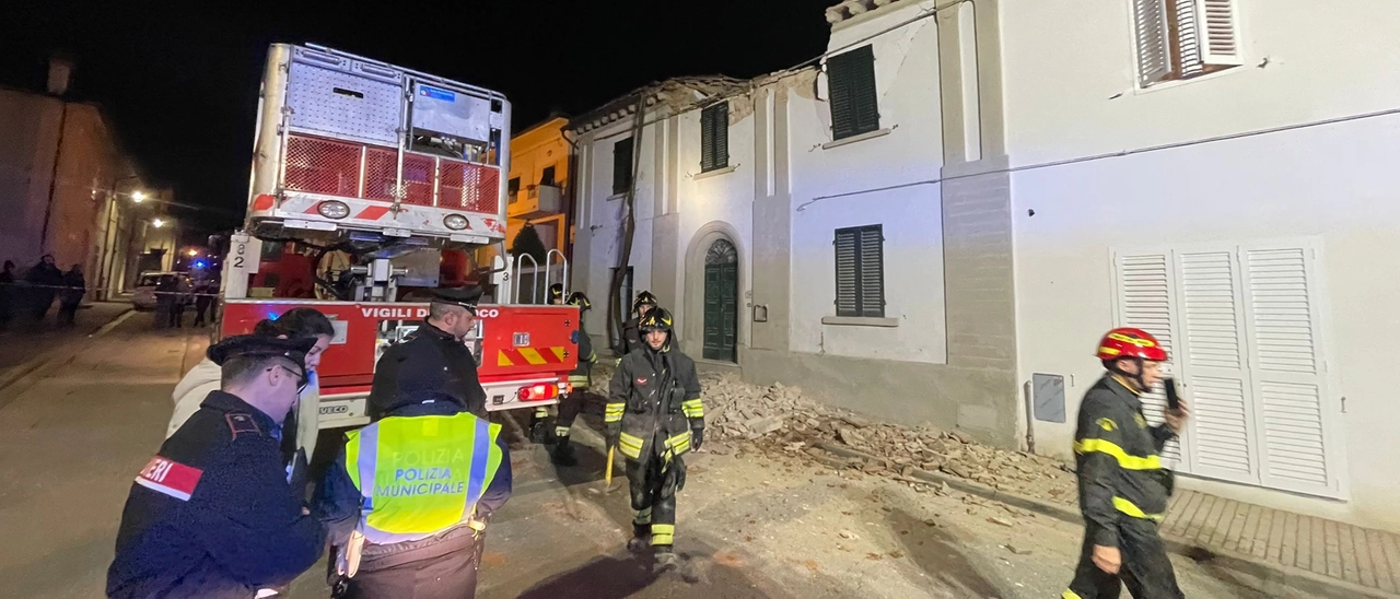 Crolla il tetto di una casa, paura nella frazione: boato e macerie in strada