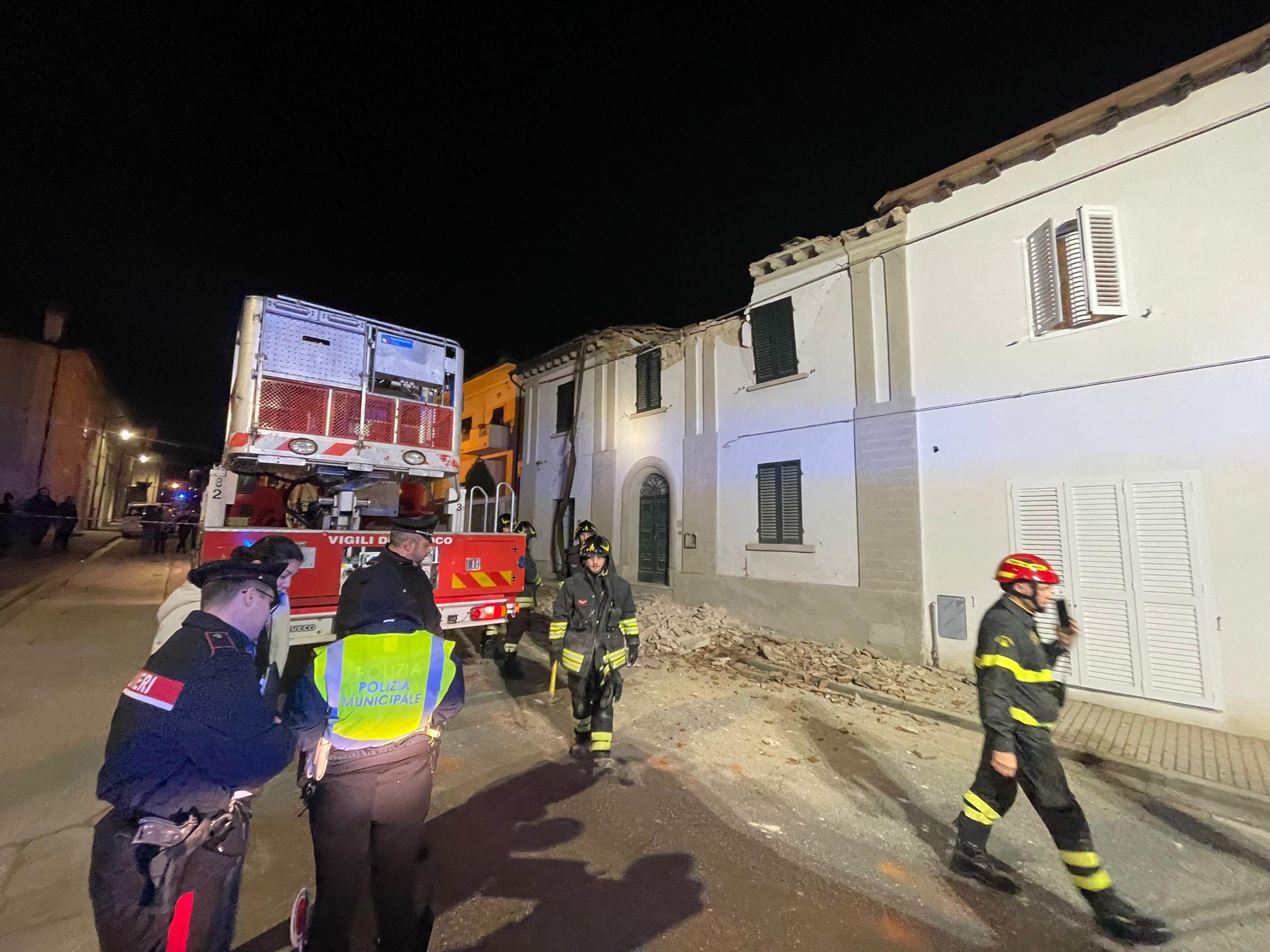 Crolla il tetto di una casa, paura nella frazione: boato e macerie in strada