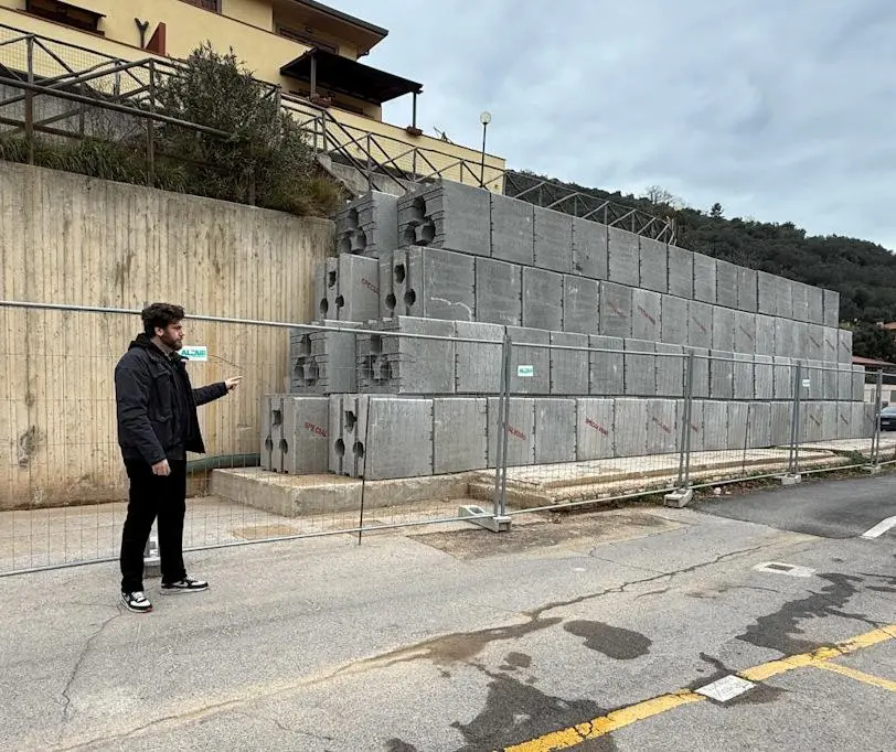 Crollo in via del Fortino. Sistemati geo-blocchi a protezione della strada