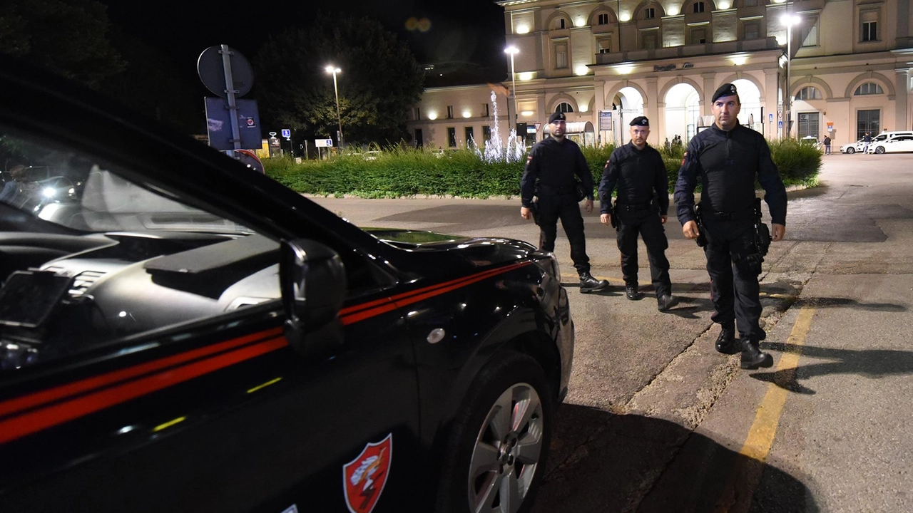 Controlli dei carabinieri alla stazione di Perugia