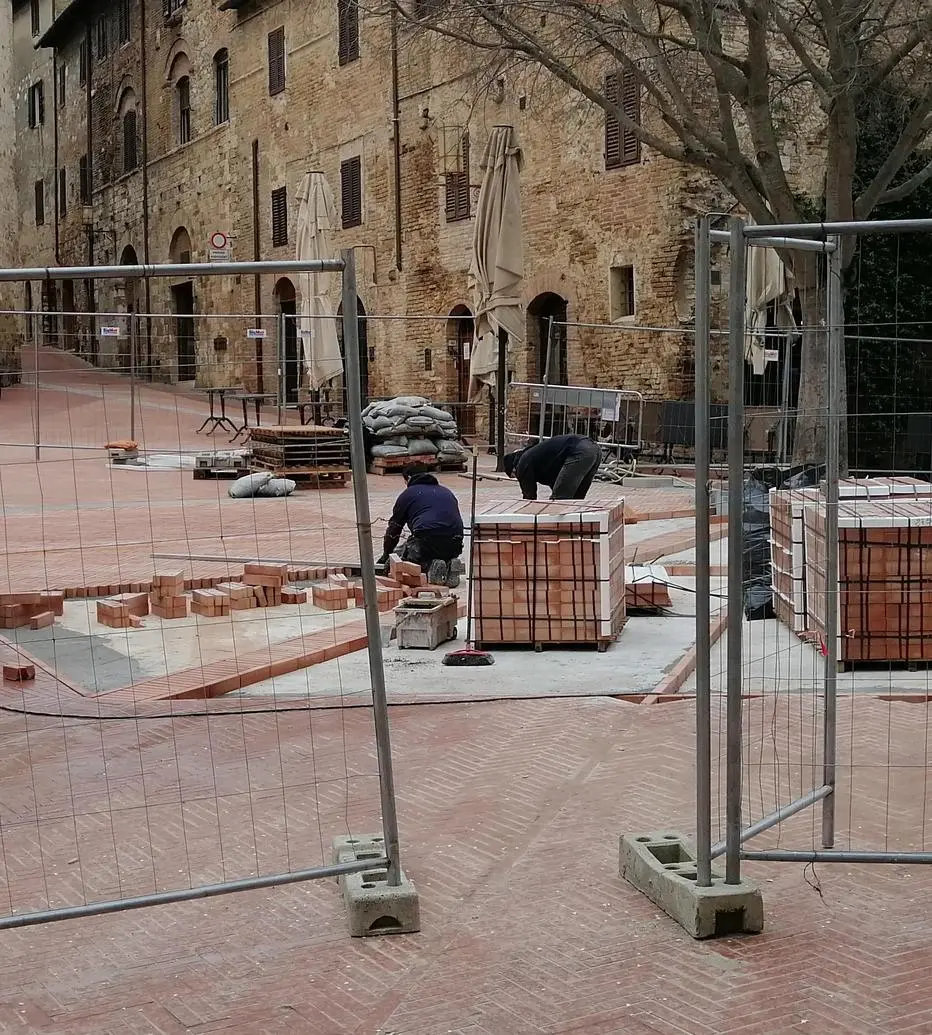 San Gimignano: lavori in corso. Intervento in piazza delle Erbe per una spesa di 145mila euro