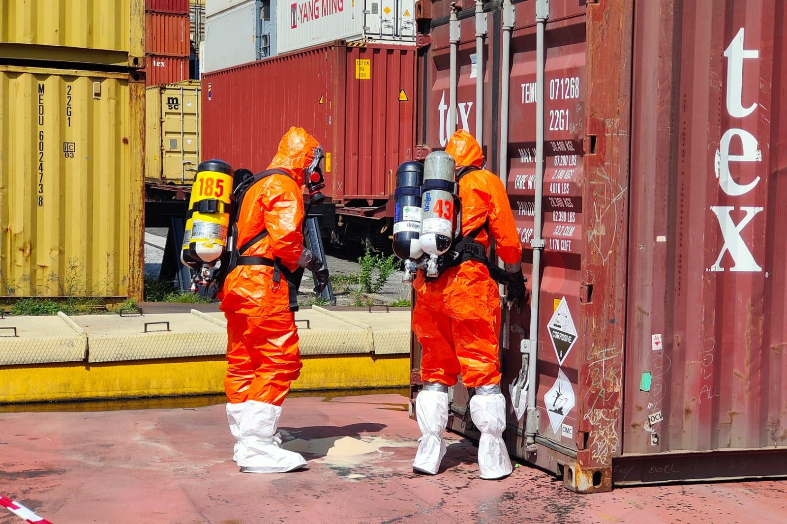 Allarme nel porto di Spezia: esce acido da un container