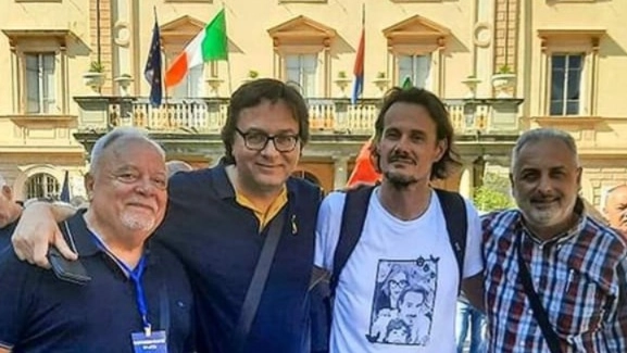 Il nuovo sindaco insieme a esponenti di Fratelli d'Italia