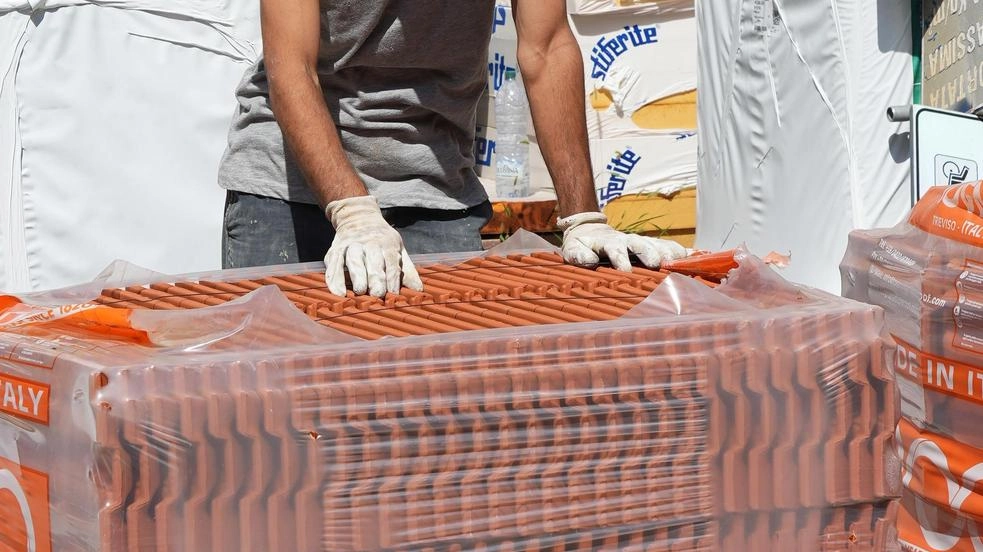 Un operaio al lavoro su un cantiere edile (foto Alcide)