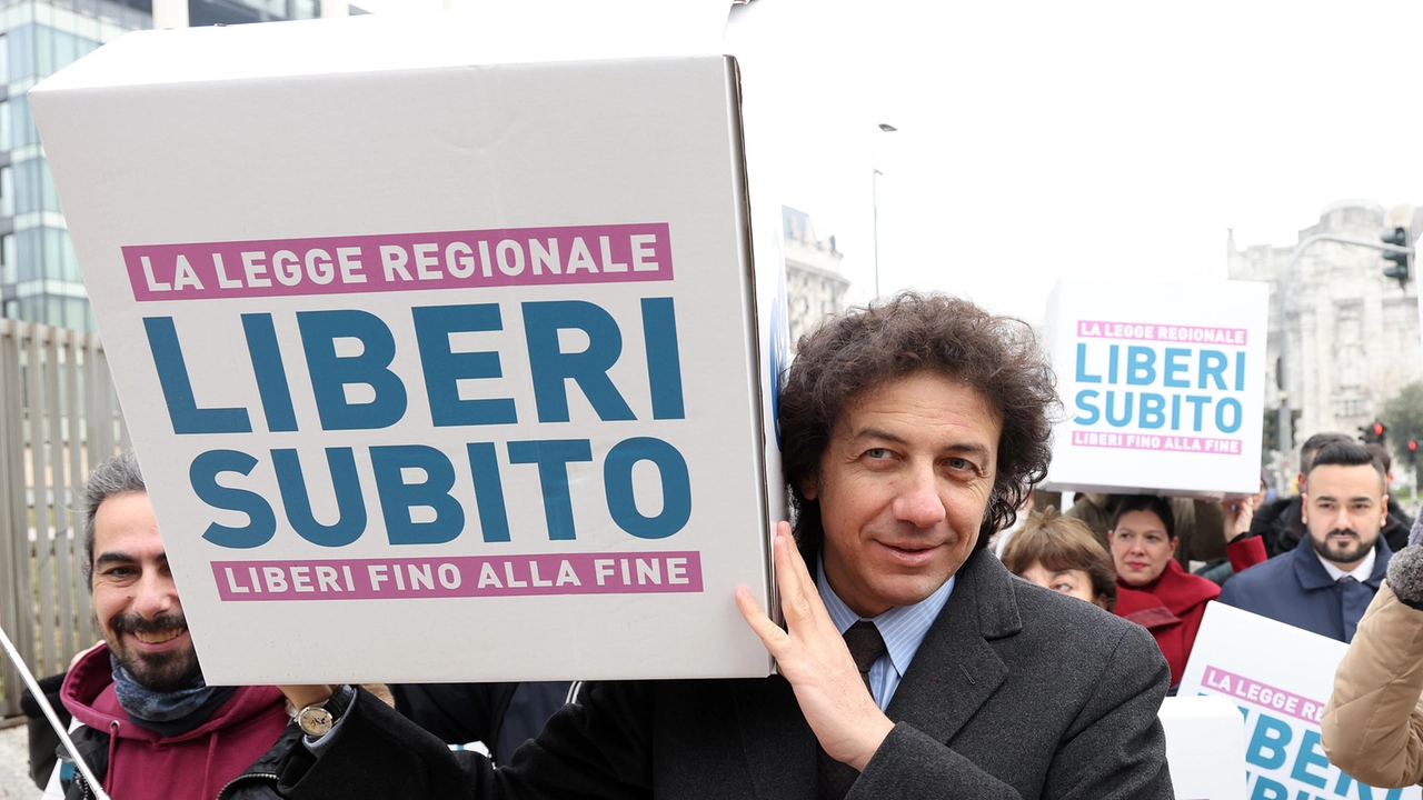 Un presidio organizzato dall’associazione Luca Coscioni con il tesoriere Marco Cappato (Foto Ansa)