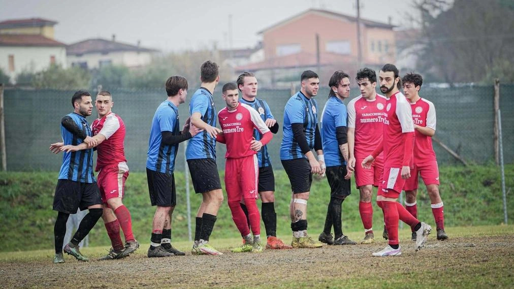 Una fase di Lazzeretto (in maglia nerazzurra)-Cerbaia, vinta 3-1 dai cerretesi