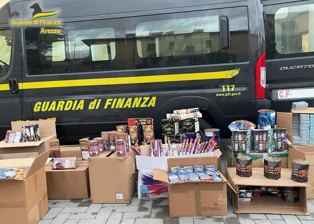 Con un quintale di fuochi d’artificio in cantina si fa pubblicità sui social. Denunciato