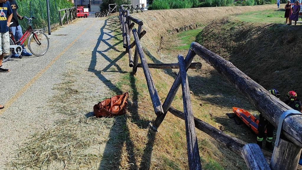 Staccionata pericolante: chiusa la ciclabile lungo il Fermulla