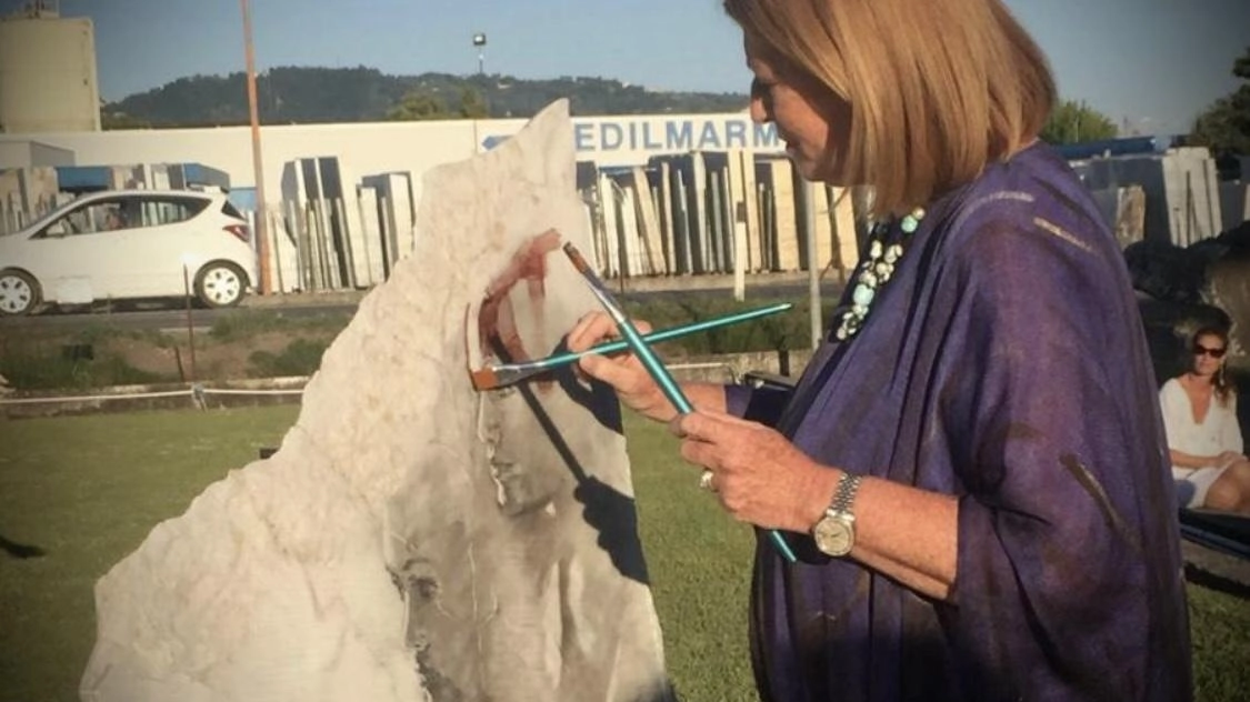 La pittrice Elisabetta Rogai promuove una cena di solidarietà per raccogliere fondi a sostegno della Misericordia Vittoria Apuana