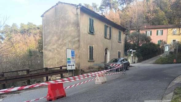 Un senso unico alternato regolato dal semaforo è stato messo all’intersezione tra la SP9 Montalbano e Via dei Nardini