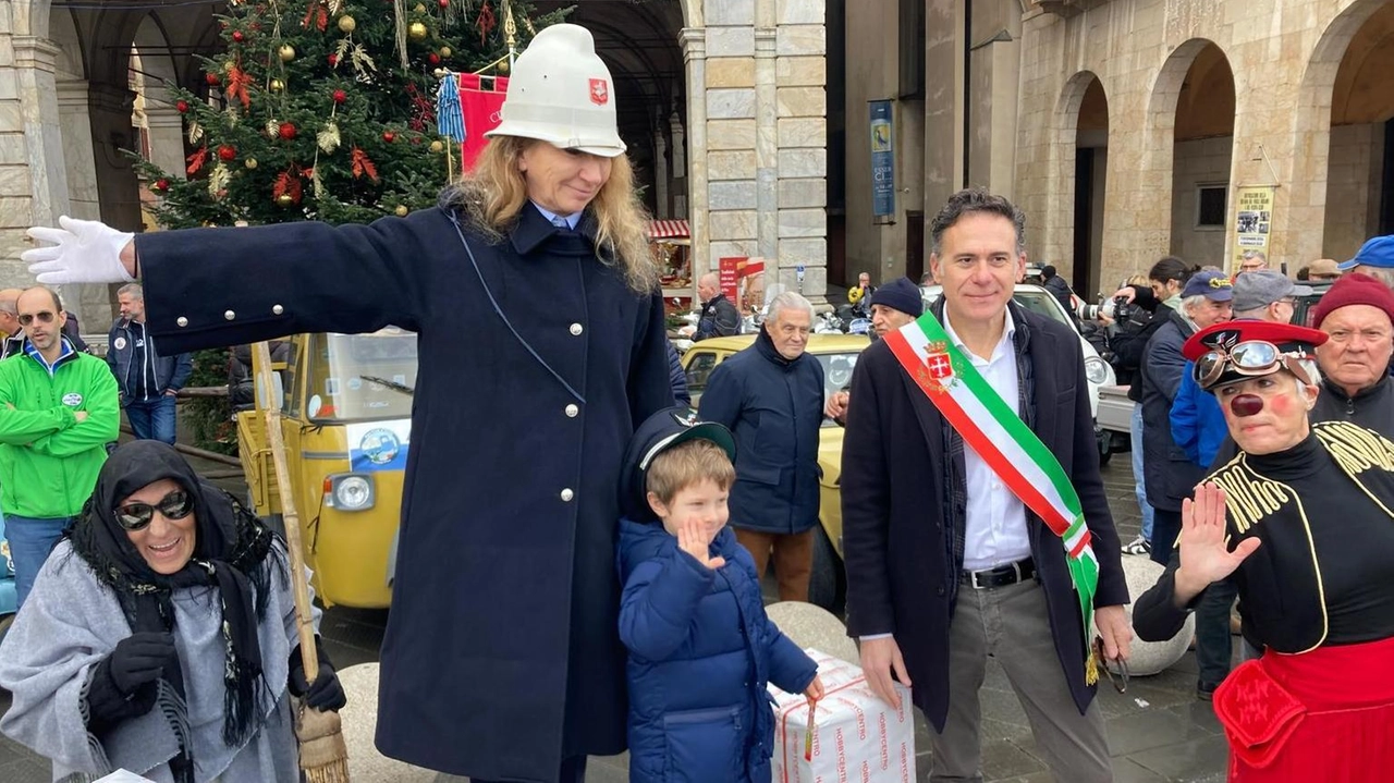 Qui a fianco la Befana del vigile urbano e del Vespa Club una tradizione che si rinnova ormai ogni anno