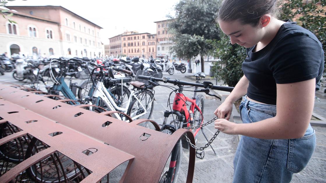 https://www.lanazione.it/image-service/view/acePublic/alias/contentid/OTAwNDU3ZDYtY2RiMC00/0/la-rastrelliera-delle-biciclette-in-piazza-della-posta-foto-lazzeroni.jpeg?f=16:9&w=1200&h=630