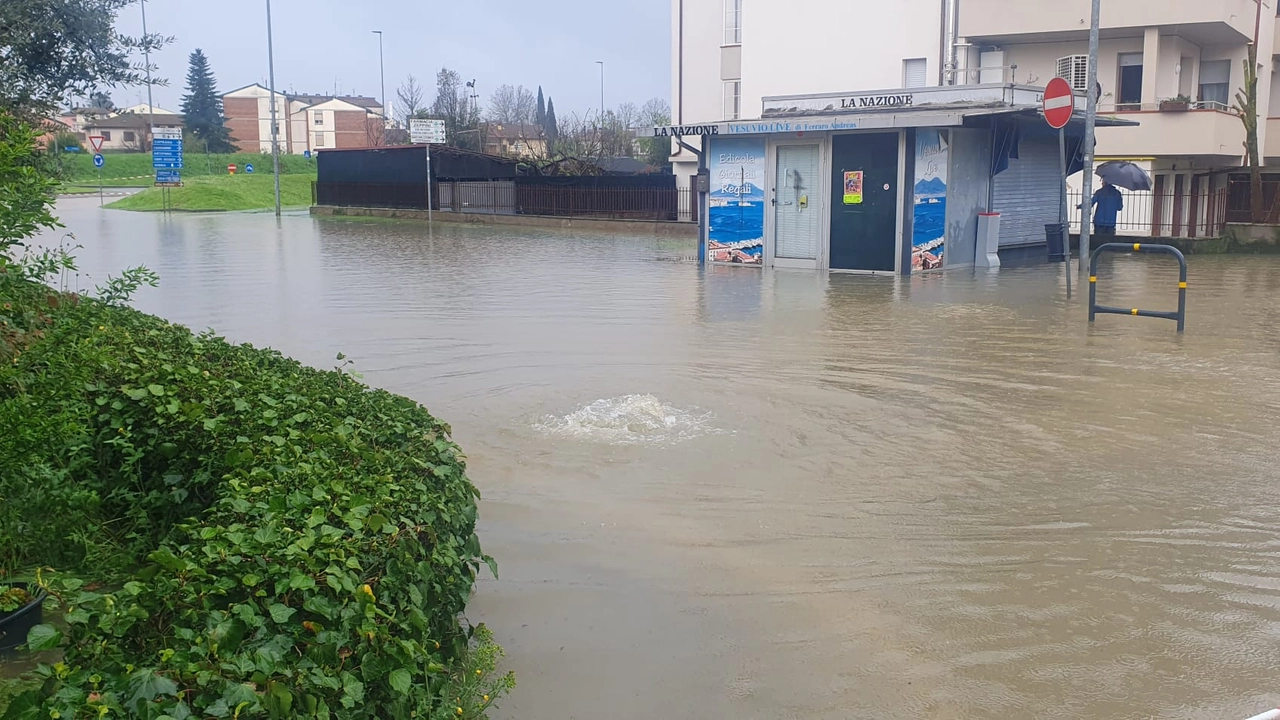 Via San Francesco a Poggio a Caino ieri era un lago. E’ una delle zone critiche in caso di maltempo