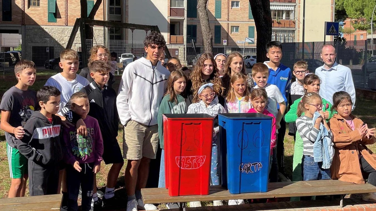 I bambini del centro estivo di via delle Gardenie insieme agli educatori di Espressamente, che cureranno anche il posto scuola multietnico