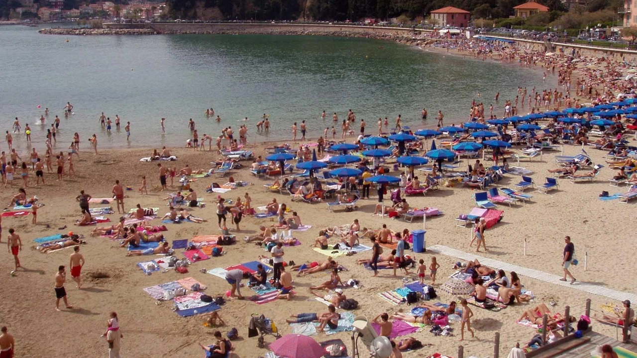 La spiaggia della Venere Azzurra. Da anni è guerra tra alcuni gestori e l’amministrazione comunale sui canoni di concessione delle spiagge