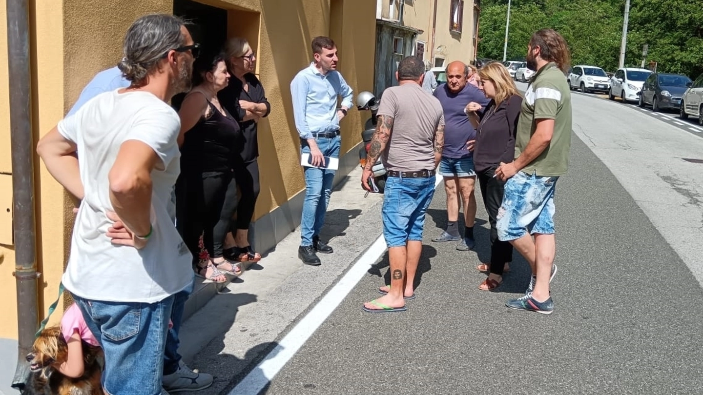 La protesta degli abitanti di Guadine. In alto, un’immagine dei bagni nel Renara