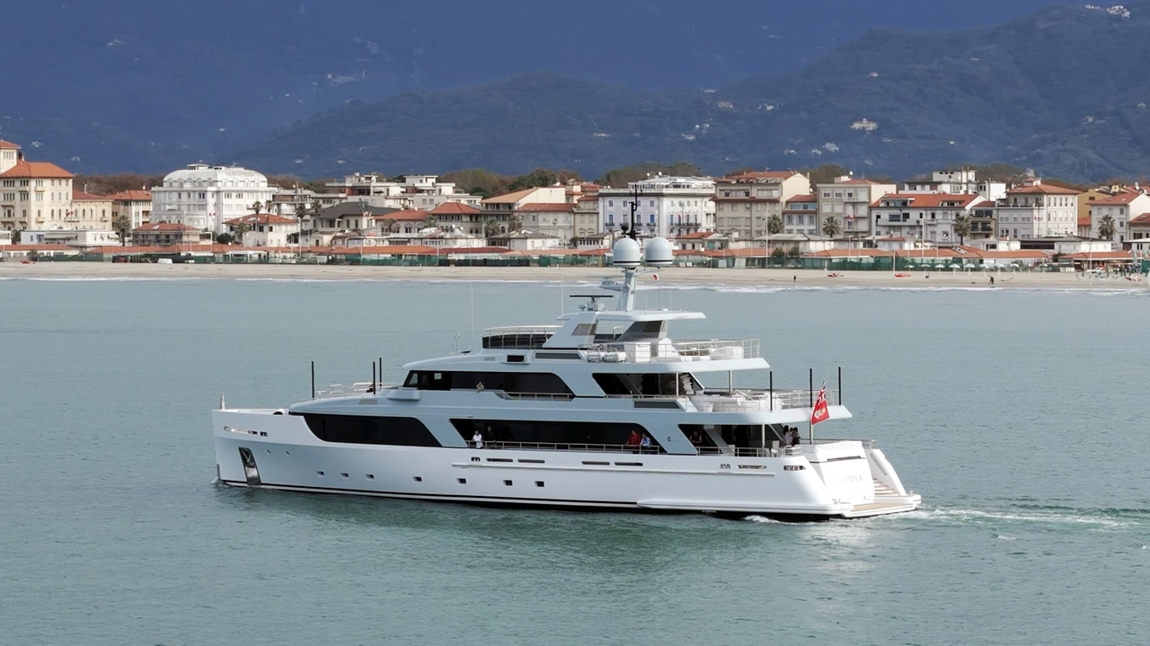 Il motoryacht Gioia in navigazione davanti alla spiaggia di Viareggio