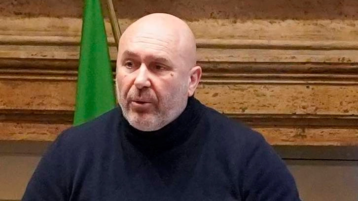 Terni, il sindaco Bandecchi fa il verso di abbaiare, poi lascia il Consiglio comunale