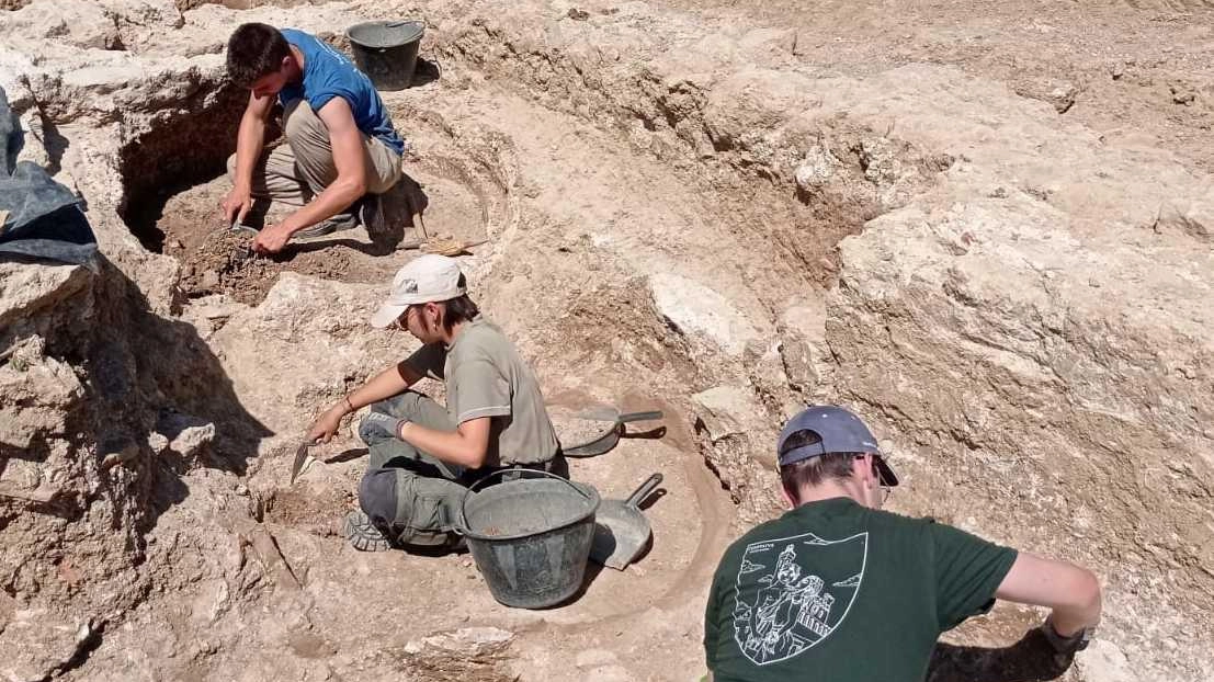 Gli scavi archeologici nella villa di Aiano, a San Gimignano, che hanno consentito di ritrovare antiche giare vecchie di 1800 anni per la conservazione del vino