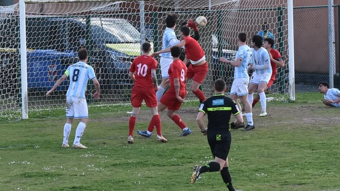 Un’azione di gioco del derby tra Montecatini e Casalguidi