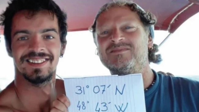 Il marinaio Antonio Voinea e lo skipper Aldo Revello: erano a bordo del ’Bright’, in alto