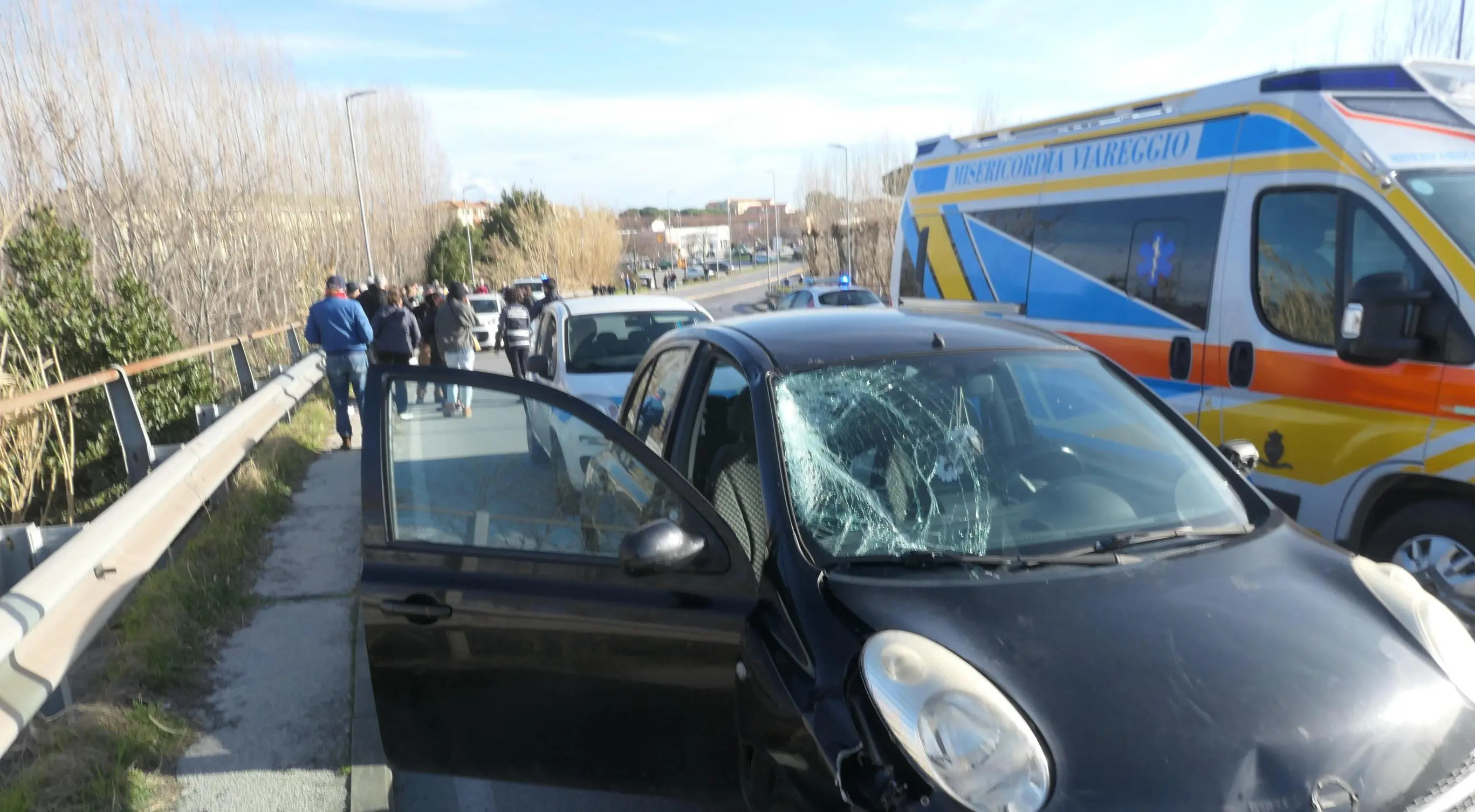 Drammatico volo dal cavalcavia. Giovane viene travolto da un’auto e poi "sbalzato" oltre il guardrail