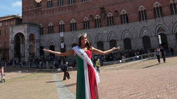 Siena omaggia la sua Ofelia, incoronata Miss Italia 2024