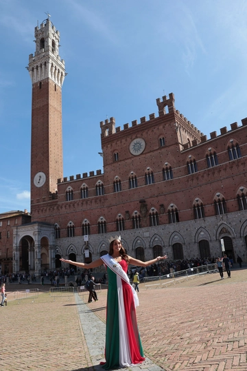 Siena omaggia la sua Ofelia, incoronata Miss Italia 2024